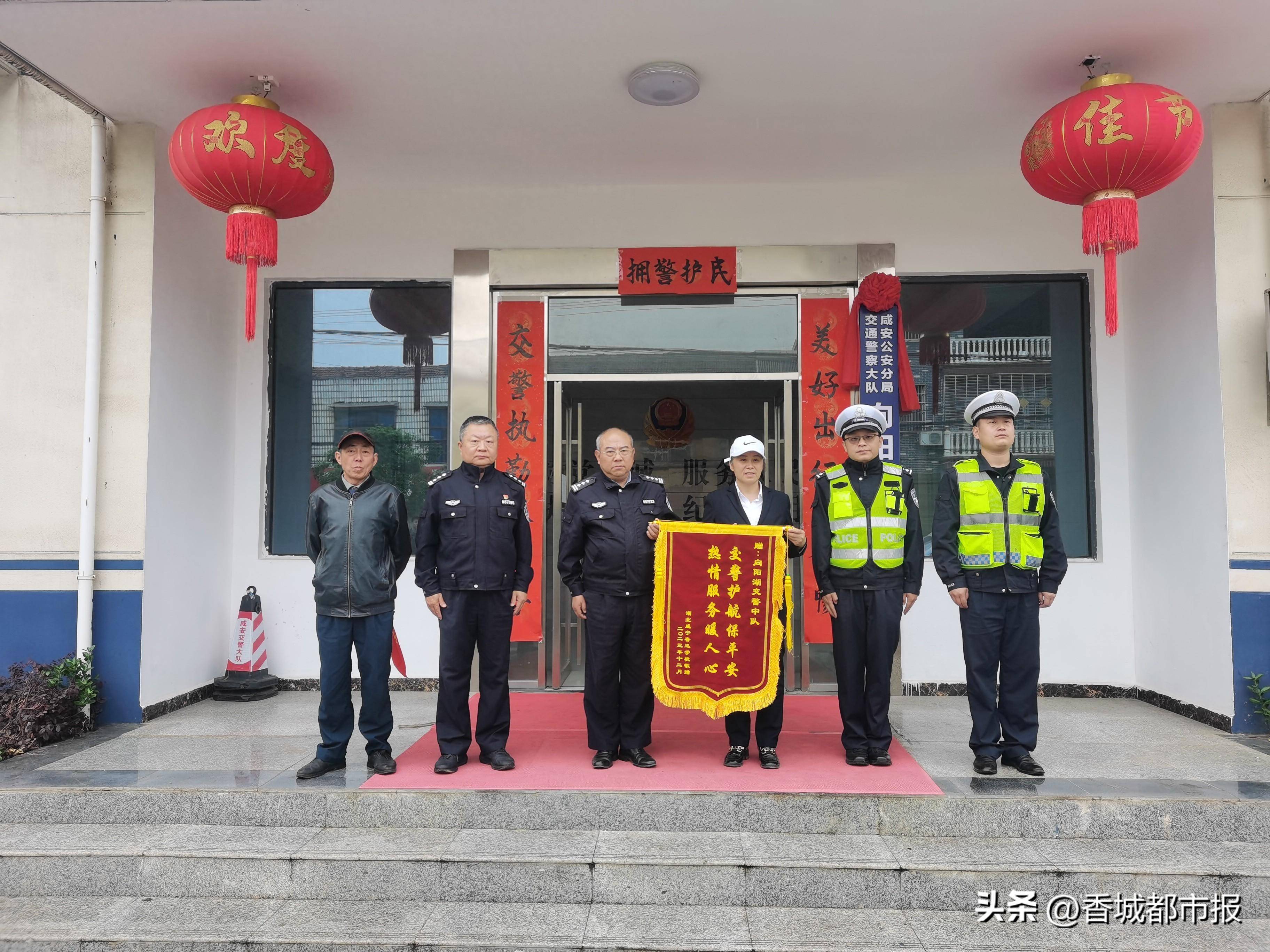 送给交警的锦旗用语图片