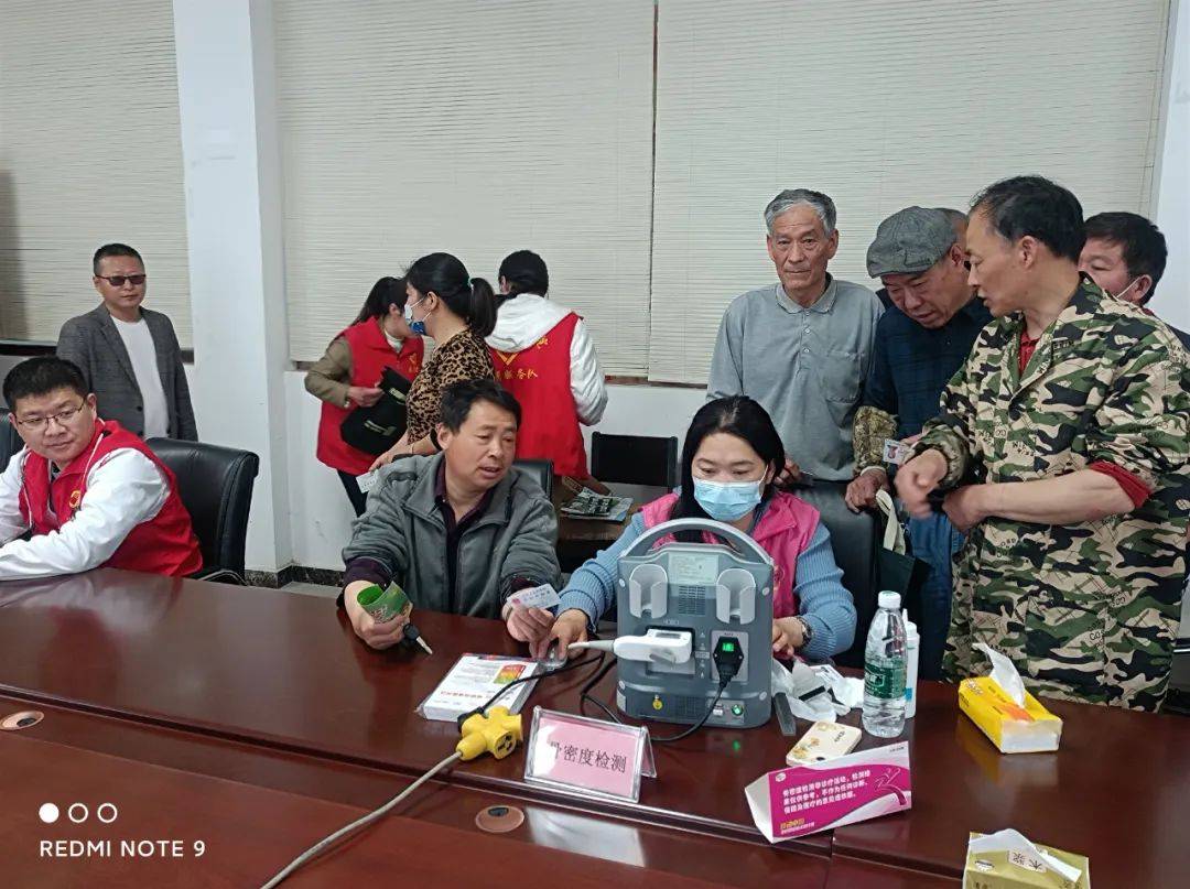 康复科诊疗摊位前人头攒动,陈一鸣主任首次在家门口为邻里提供治疗