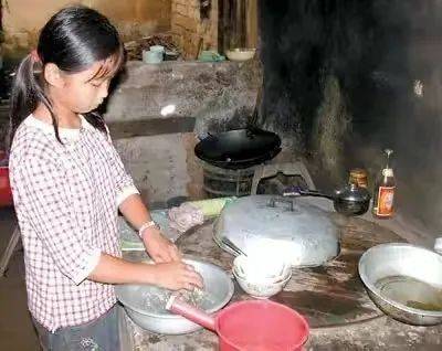 广东孝女彩金11岁扛起家庭重担照顾双残养父母拒绝和亲生父母相认