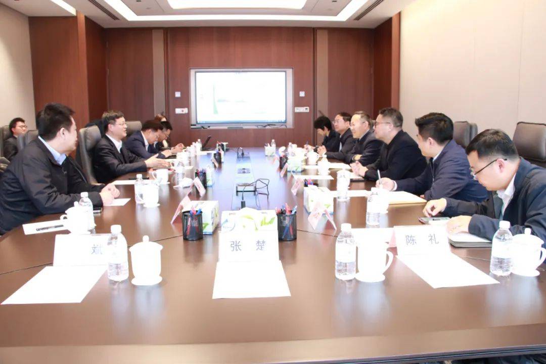 县委书记许华为主持召开全县消防安全工作会议,县长周天斌出席会议并