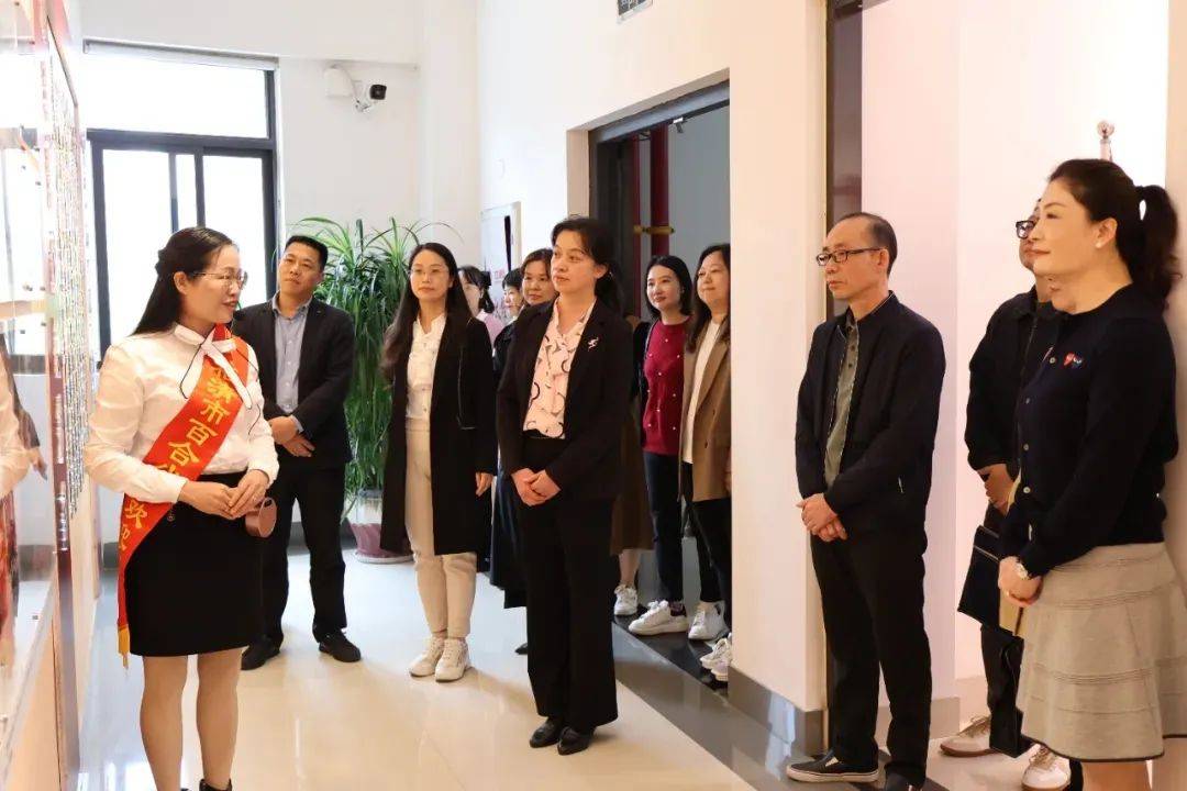 当天下午,调研组一行来到福清市百合小学,为百合小学送上"福州市三八