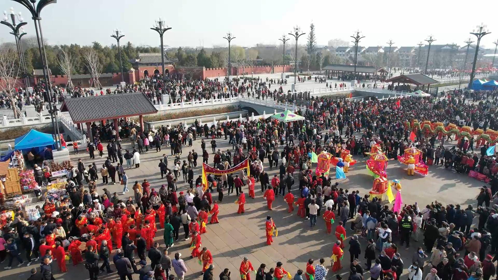 2024年,淮阳太昊陵庙会上进行民俗表演,热闹非凡.