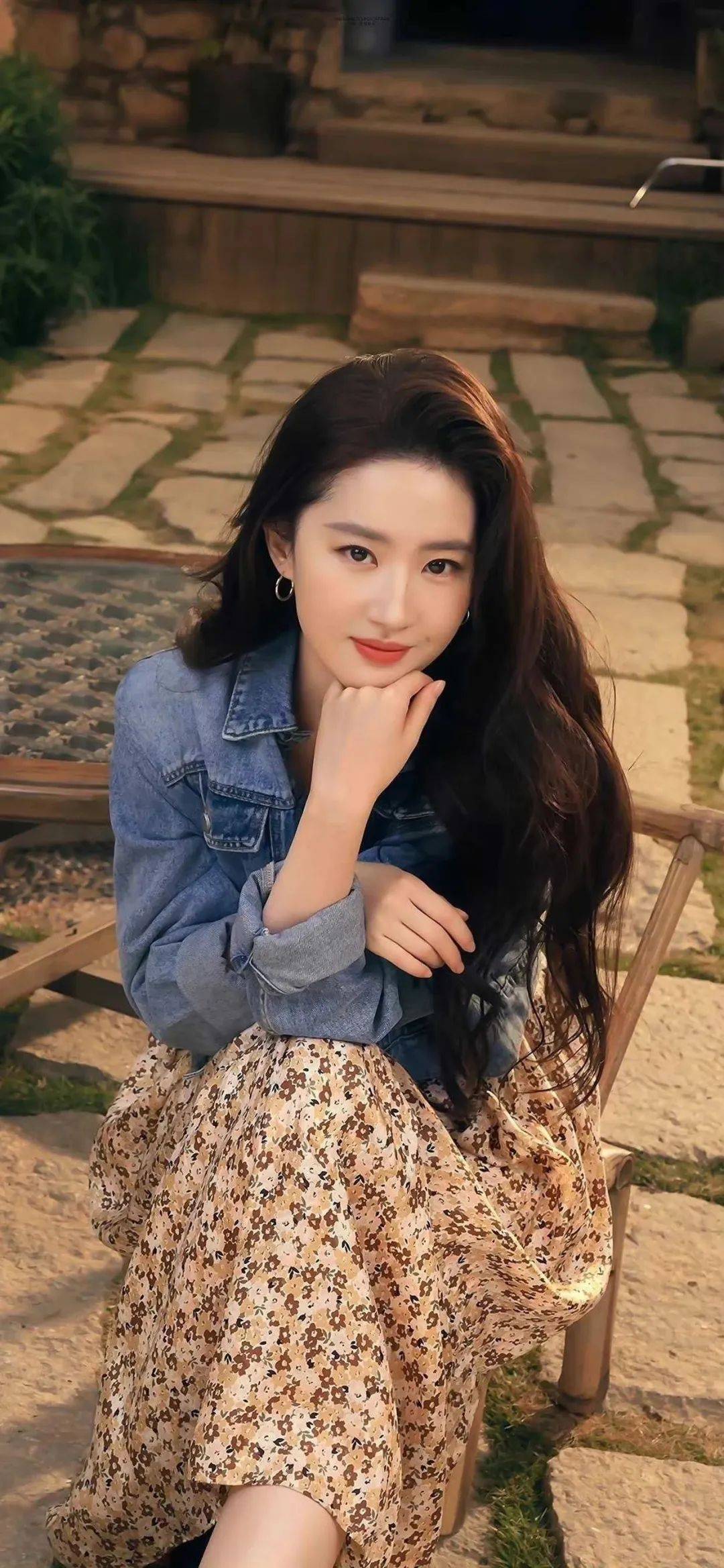 刘亦菲把花穿在身上把美写在脸上