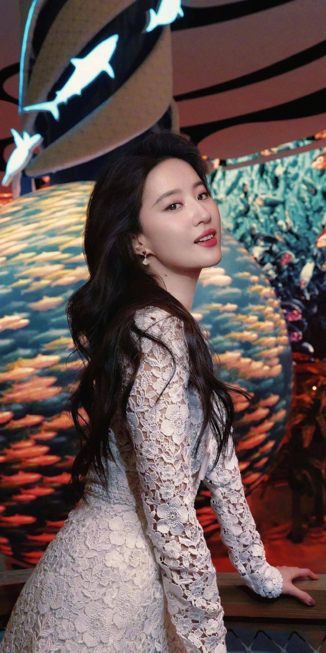 刘亦菲把花穿在身上把美写在脸上