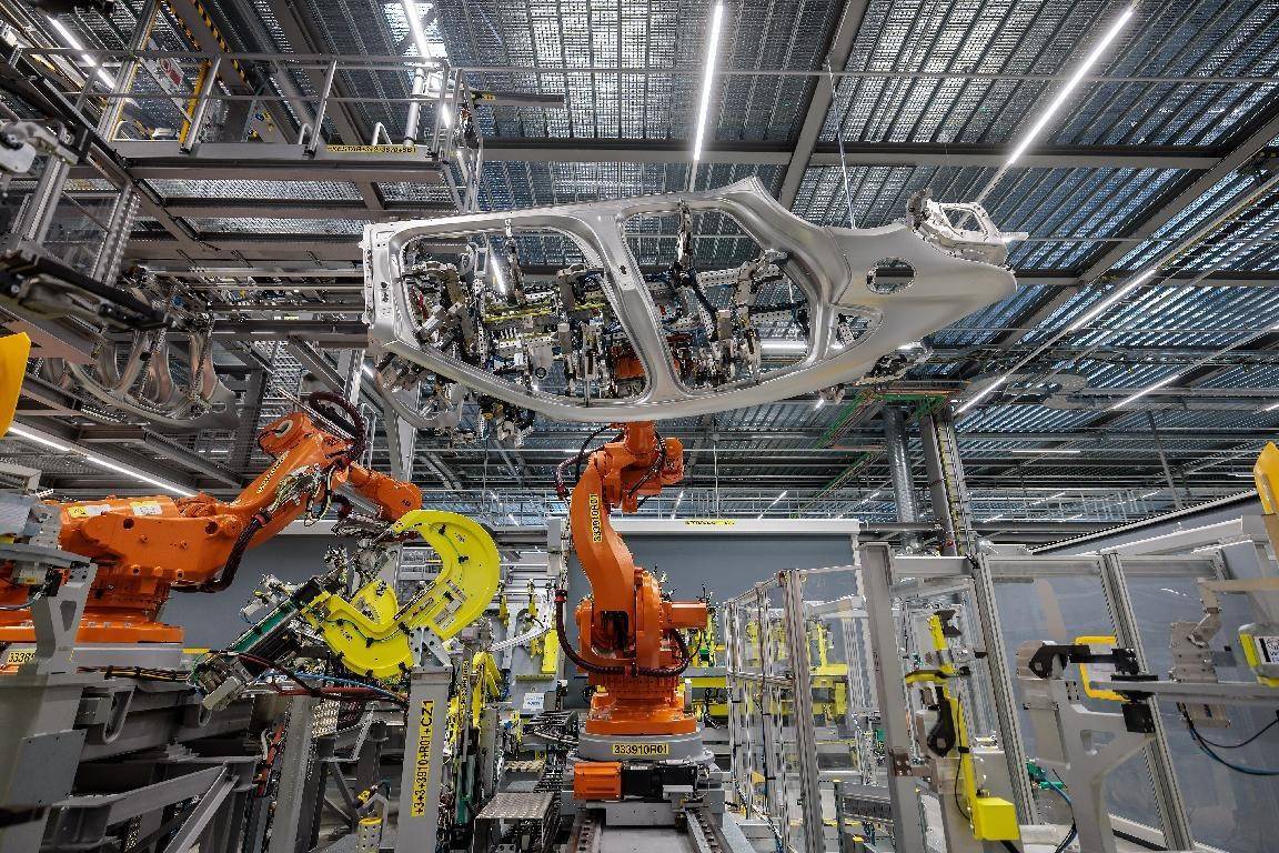 探访保时捷莱比锡工厂:一边生产纯电动macan,一边养着欧洲野牛_搜狐