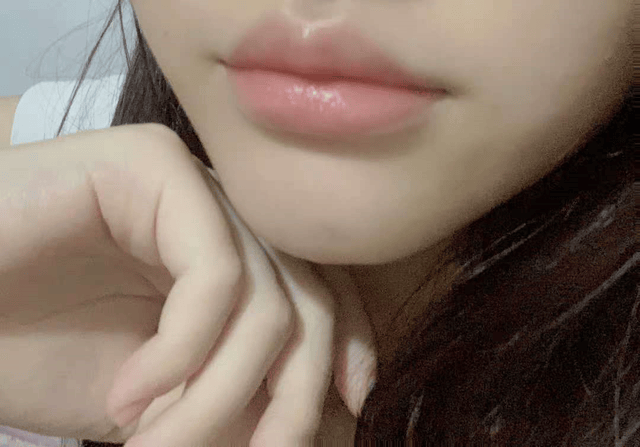 嘴唇底子变好了,上口红也不会有烦恼了,轻松上色~同事章章的唇纹很深