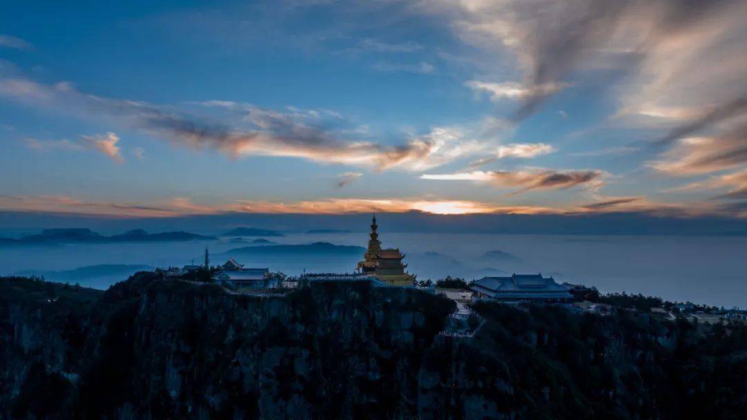 专属于峨眉山的四月天,我直呼好绝!_金顶_人间_云去山