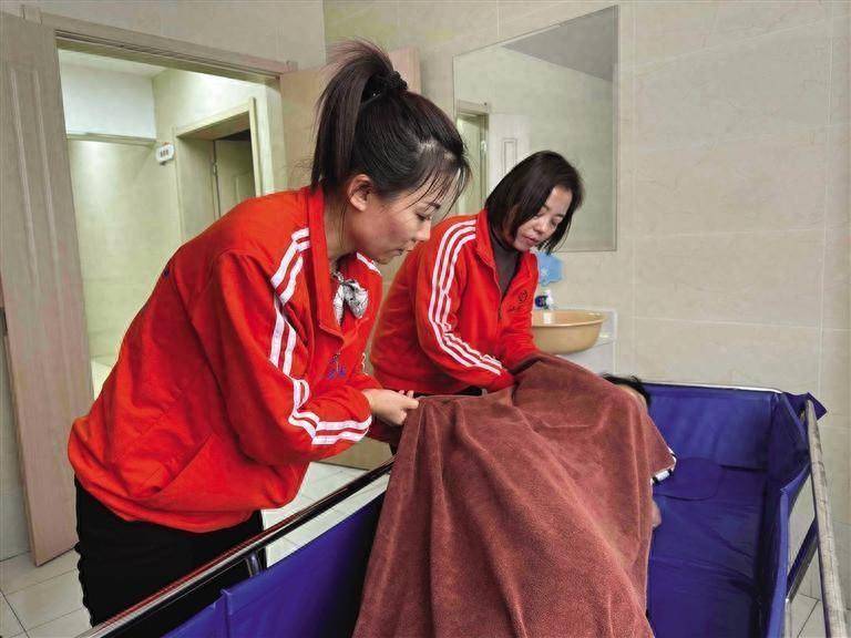 大众浴室经营难老年人怀念旧时光系列报道之二助浴师照亮老人晚年生活