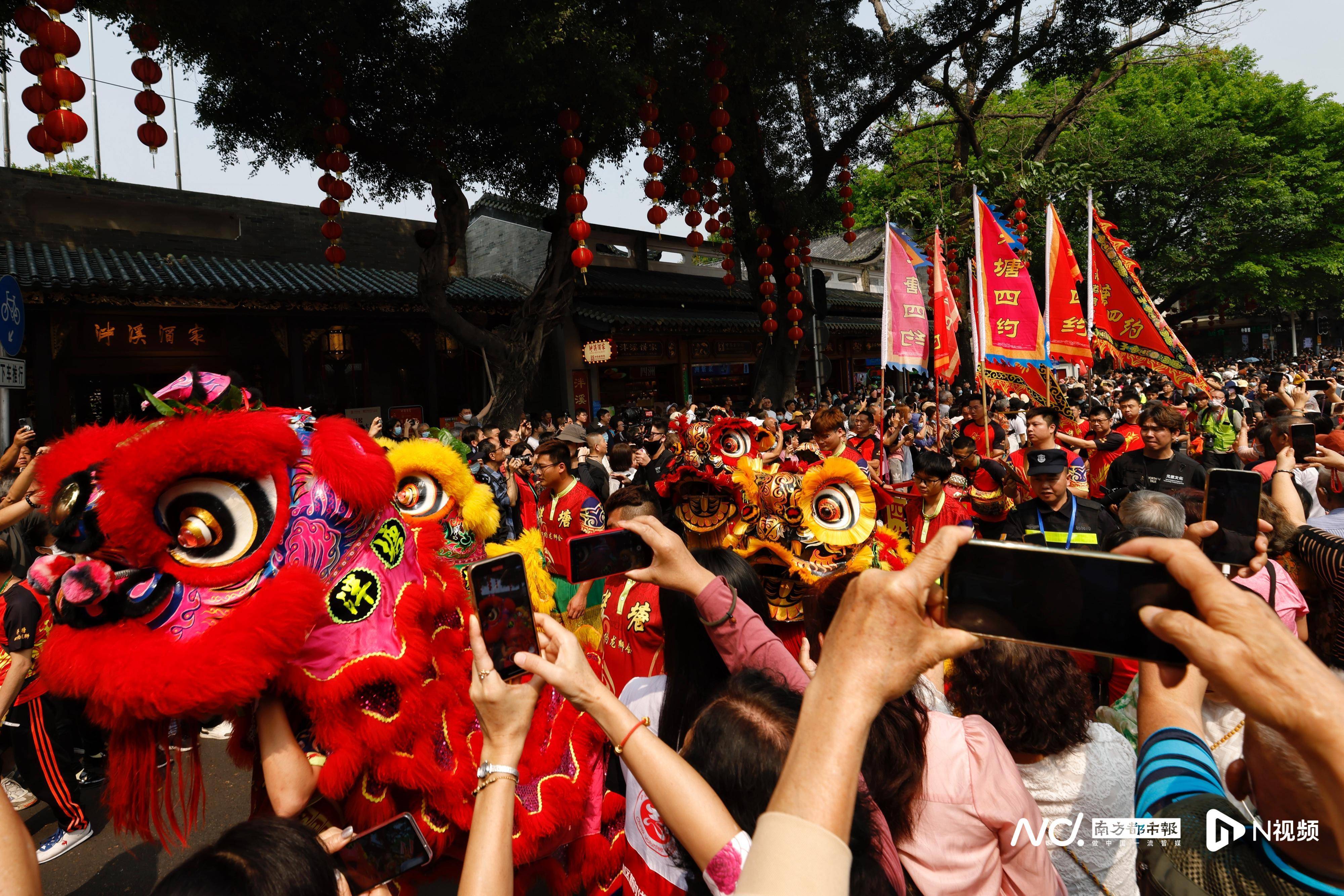 村内有以狮会友的传统,每逢重大节庆,村民都会敲响锣鼓,舞起醒狮,彩龙