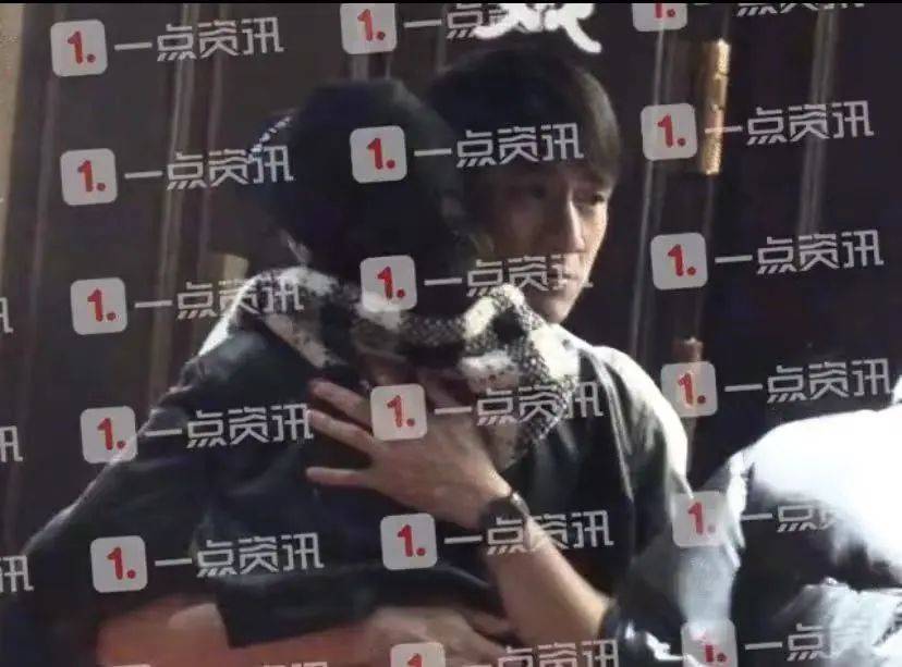 剧外,盖玥希和林更新传出了恋情,在饭局上互动亲密,搂肩,说悄悄话.