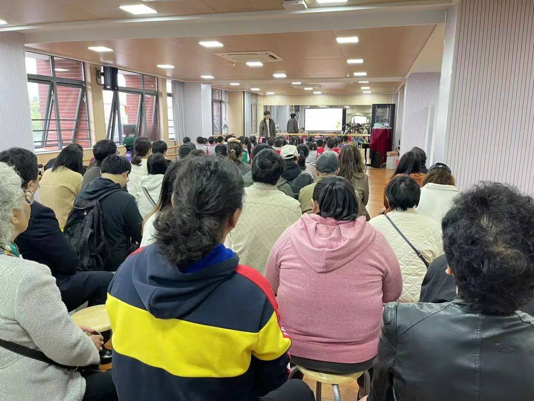 结合生活经验,让学生学会看几时和几时半,初步感知24时计时法