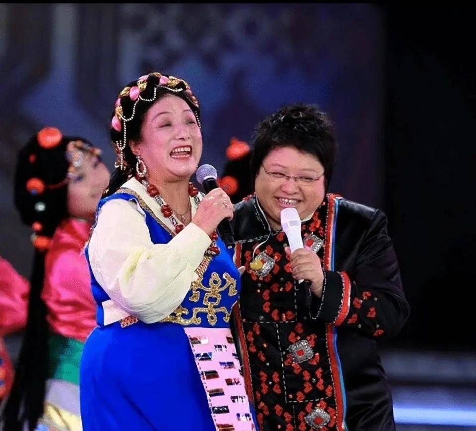 骗了我们30年韩红父亲原来是家喻户晓的他难怪都不敢得罪她