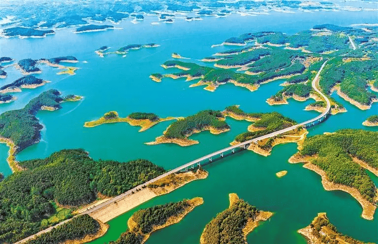 李尚菲摄(中经视觉)▲3月21日,十堰市郧阳区汉江水域清漂船队在巡航