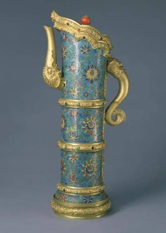 而多穆壶这种器型也在清乾隆时期发展至巅峰酪浆煮牛乳,玉碗拟羊脂