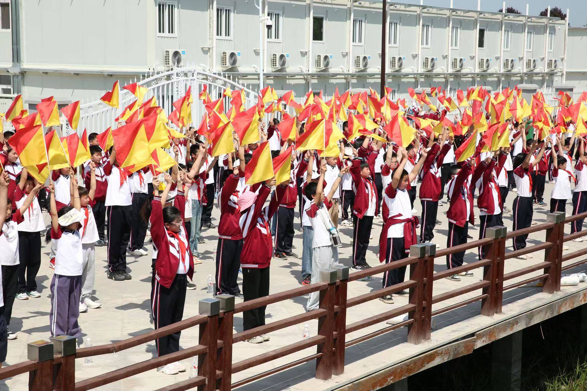 国防教育课堂"在路上" 点燃少年强国梦_军事_旗语_海军