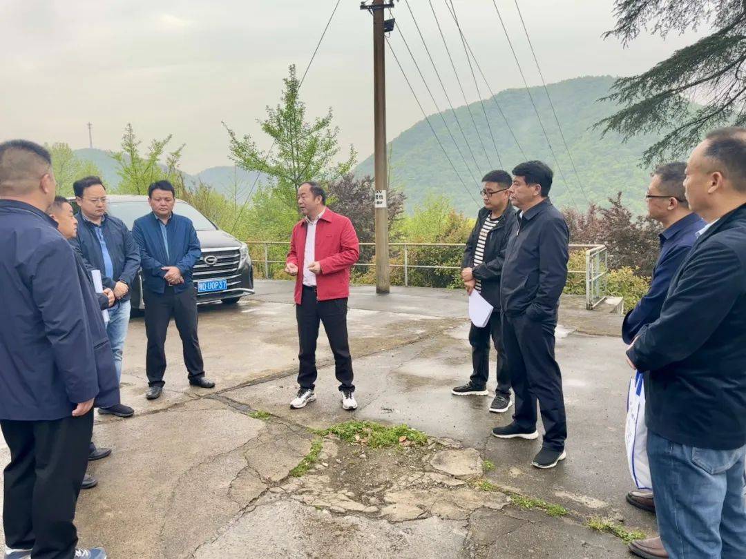 4月10日,市人大常委会主任覃文忠率队前往刘家场镇,卸甲坪土家族乡