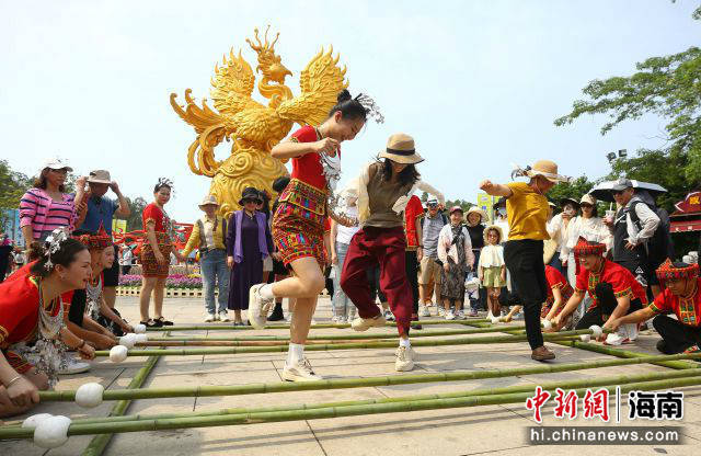 市民游客在三亚南山欢庆“三月三”