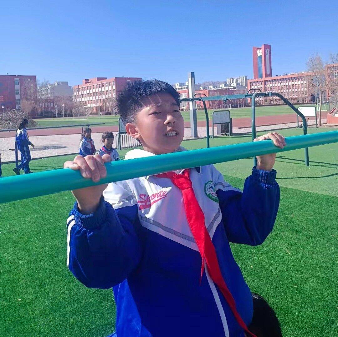 智爱二小乌拉特后旗第二完全小学单杠入课堂打造健康活力快乐的校园
