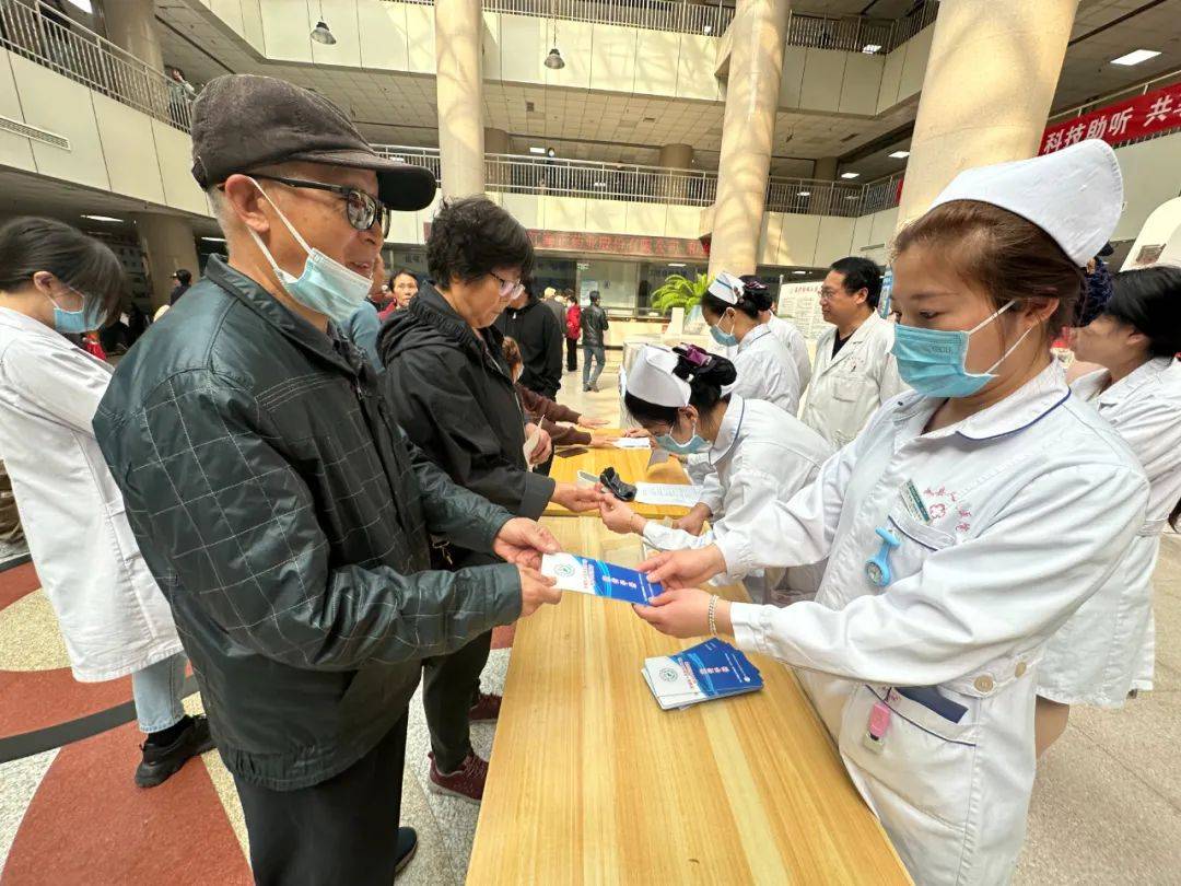 "双争"进行时 | 容城县人民医院开展世界帕金森病日健康义诊宣传活动