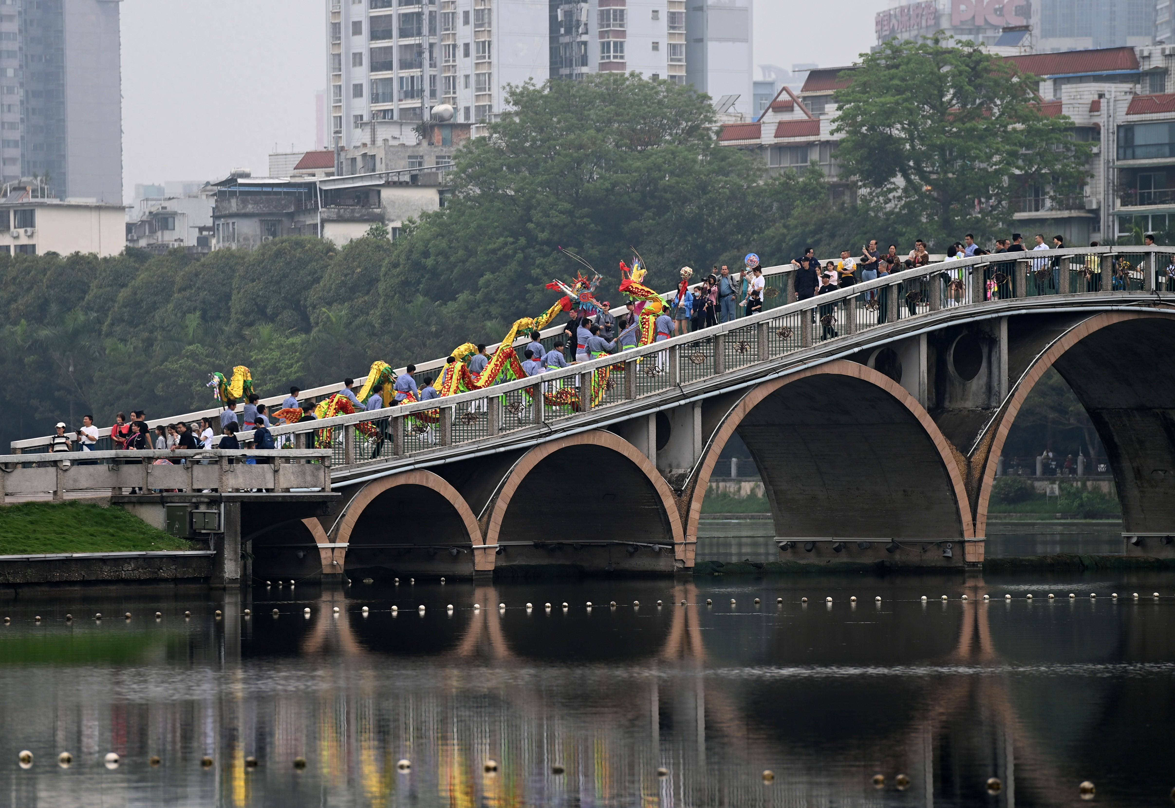 广西南宁舞龙巡游欢庆三月三
