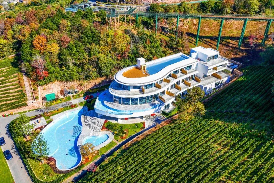 生机的茶田花间苑·泉岚民宿就建造在马槽村的幽幽山谷中快来一探究竟