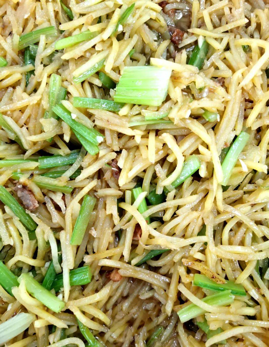 蛋花汤主食:蛋炒饭晚餐:副食:鸡肉炖粉条 鸡汤豆腐  小白菜粉丝汤主食