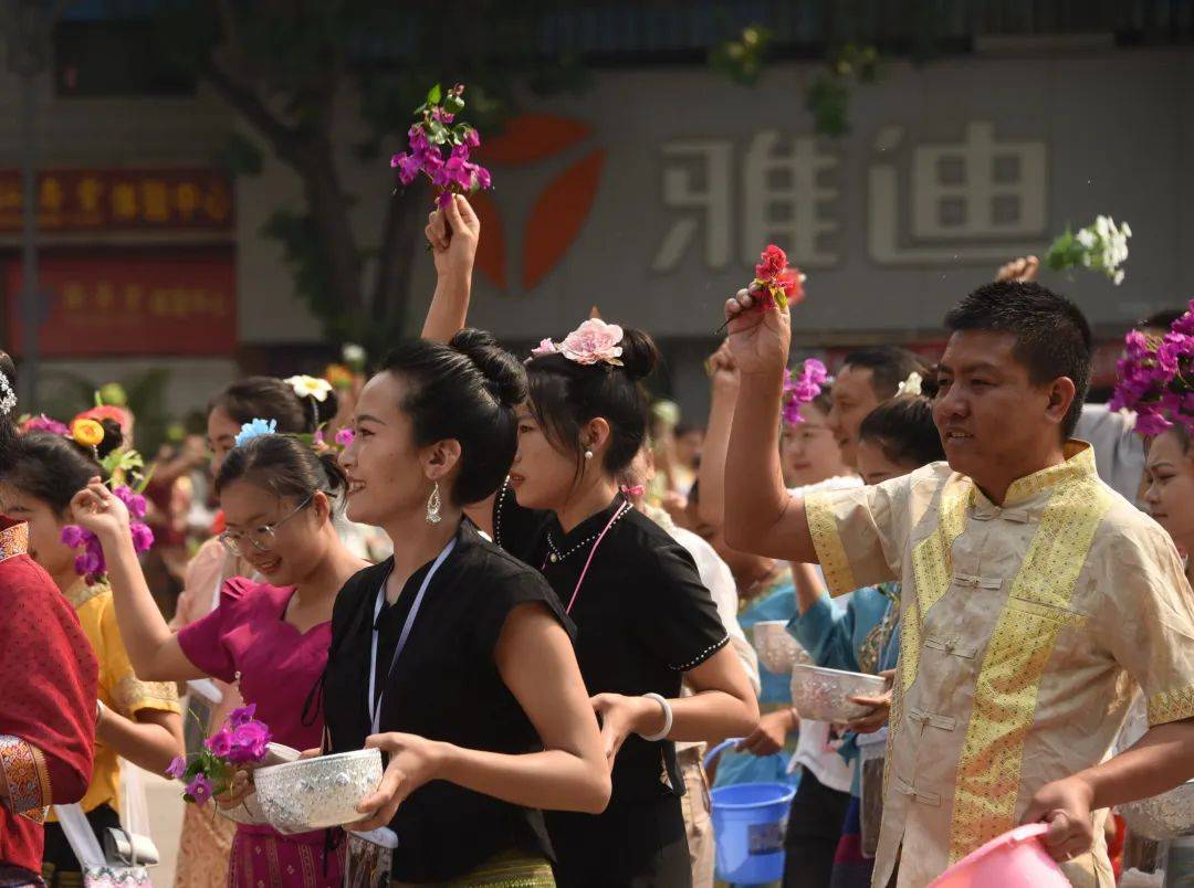 千景之谷花朝水悦景谷2024年采花泼水节系列活动万人赶摆震撼上演