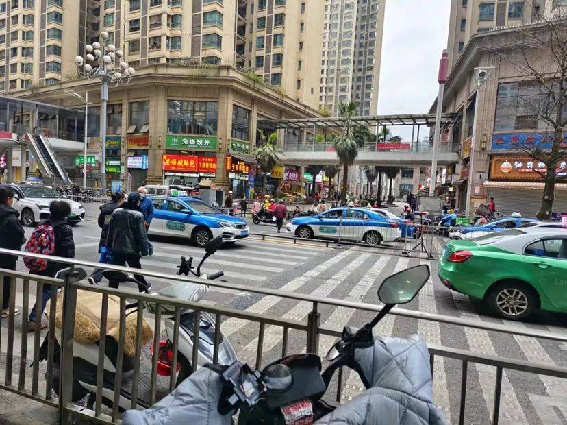 贵阳这一红绿灯投入使用_花果园街道_群众_南路