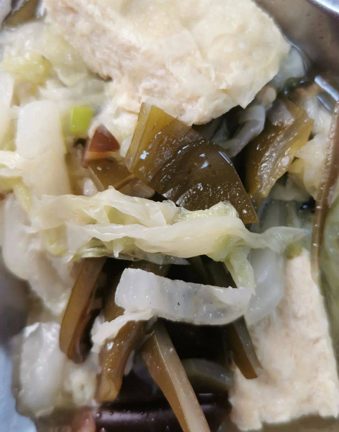 蛋花汤主食:蛋炒饭晚餐:副食:鸡肉炖粉条 鸡汤豆腐  小白菜粉丝汤主食