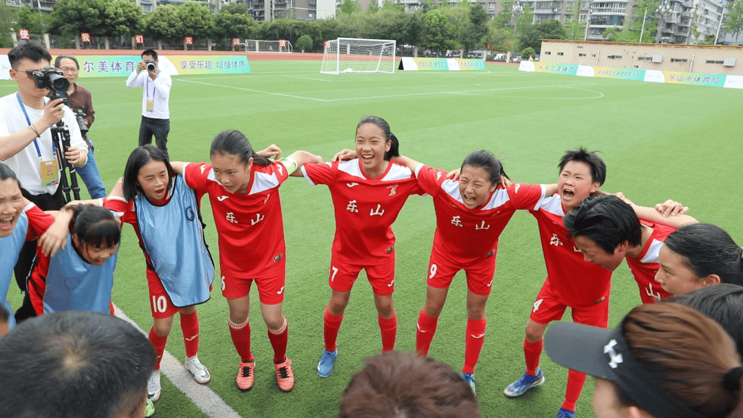 沐川县第二实验小学勇夺贡嘎杯首冠尽展校园足球荣光