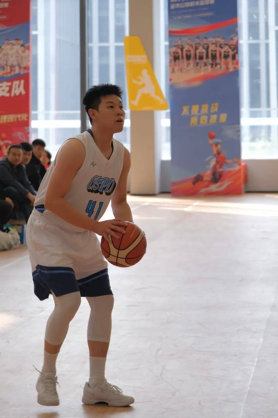 民警于昊是一名97年的小伙,从警3年多,需要下河救