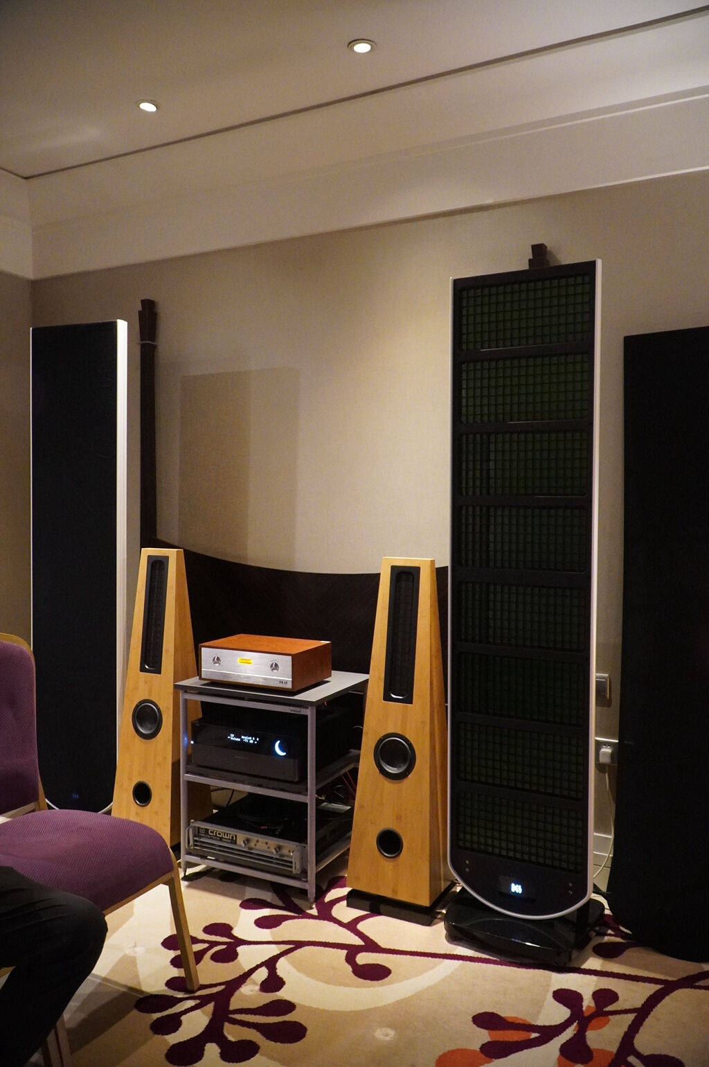 京兆音响演示旗下静电音箱,静电耳机,配套的功放及耳放,还有数字播放