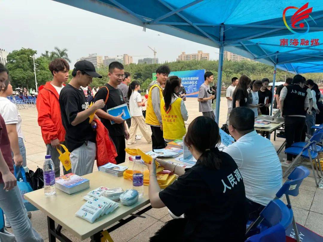 "广东环院大一学生杨燕虹表示,今后要当一个守法懂法的好公民.