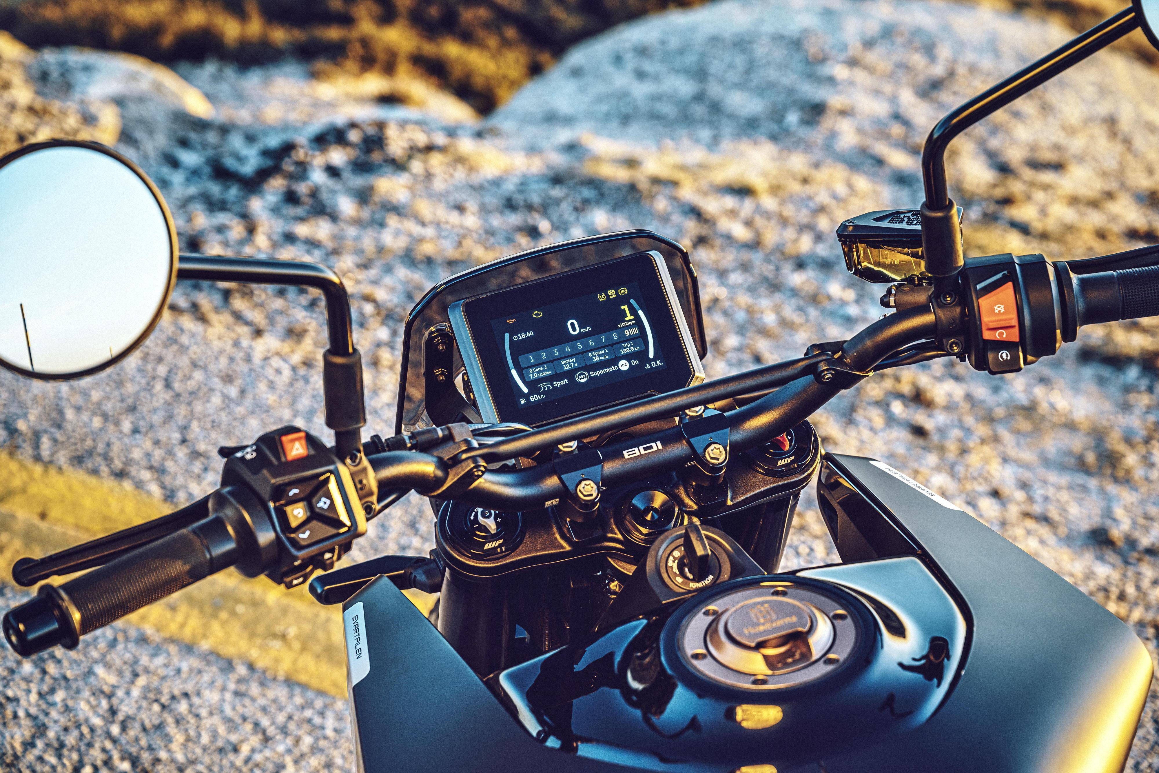 7,直径为 17 英寸的前后合金车轮