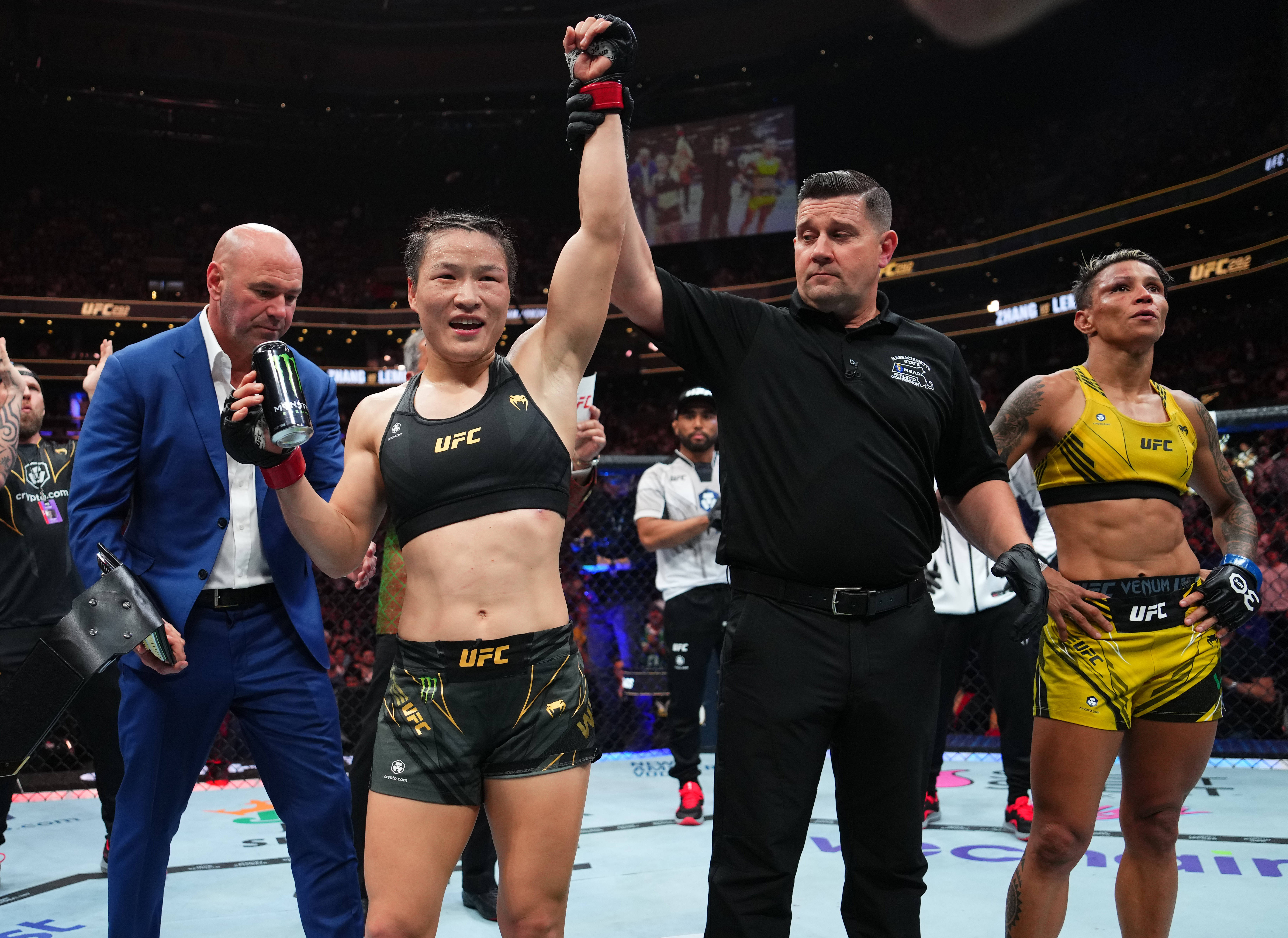 去年8月20日,张伟丽战胜巴西选手莱莫斯,卫冕金腰带.