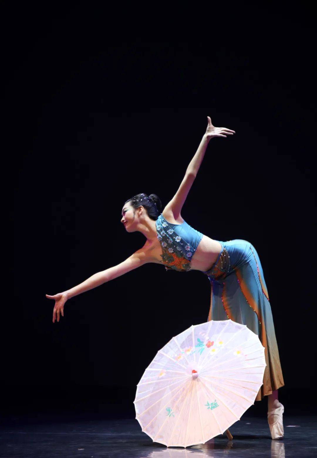 (一)优秀毕业生代表何璐(中央音乐学院)文斌