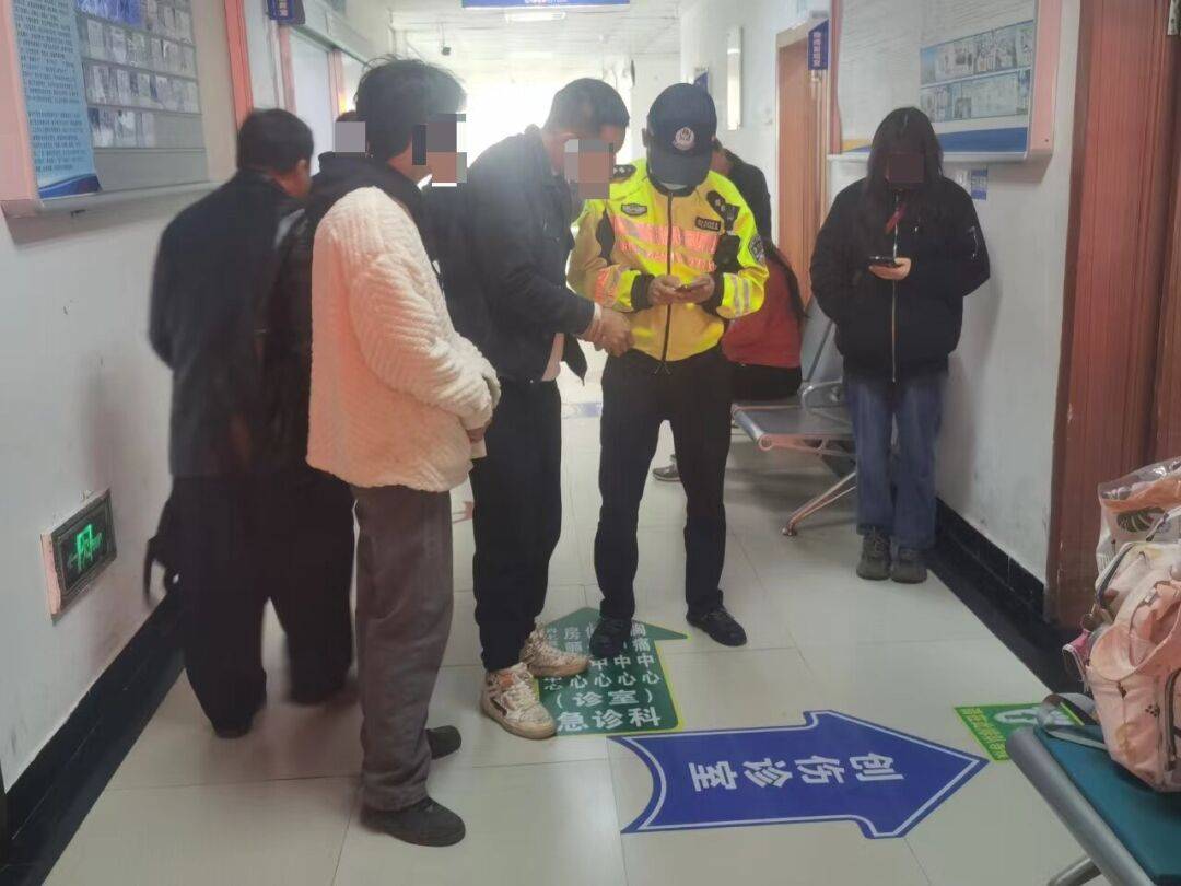 男子不慎被落石砸伤 交警紧急开道护送就医_大方县_救治_时间