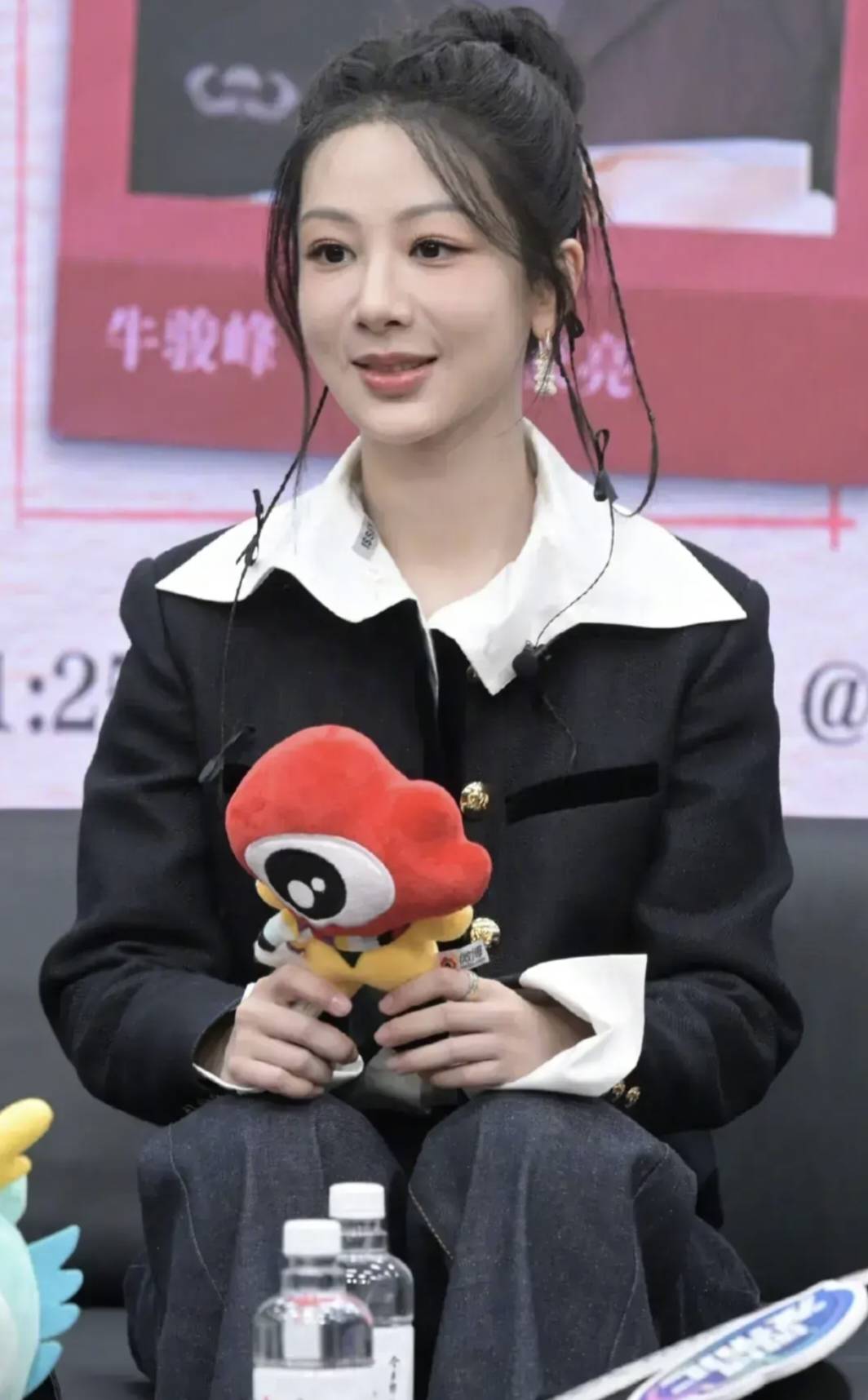 杨紫新造型又翻车!脸上沟壑纵横,腿短五五分,被嘲土气又廉价