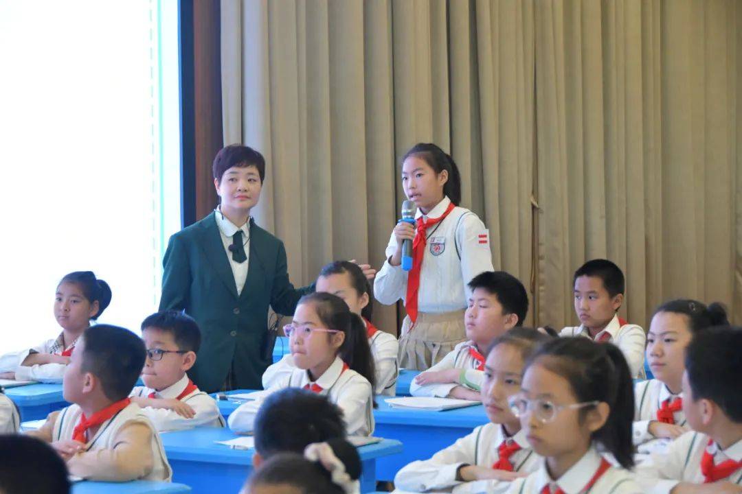 形式多样的"规律",通过读一读,圈一圈,说一说,引导学生找到规律的本质