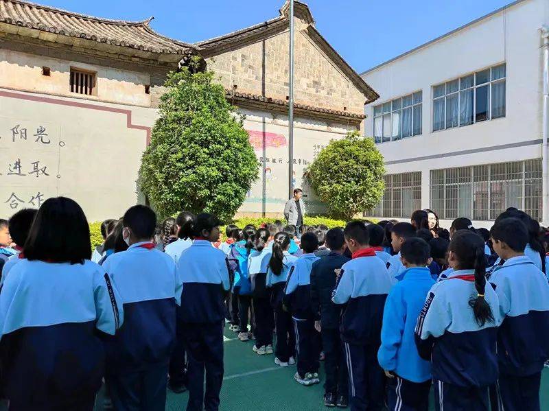 各学校利用升降旗召开校会和主题班队课进行安全教育,组织师生认真