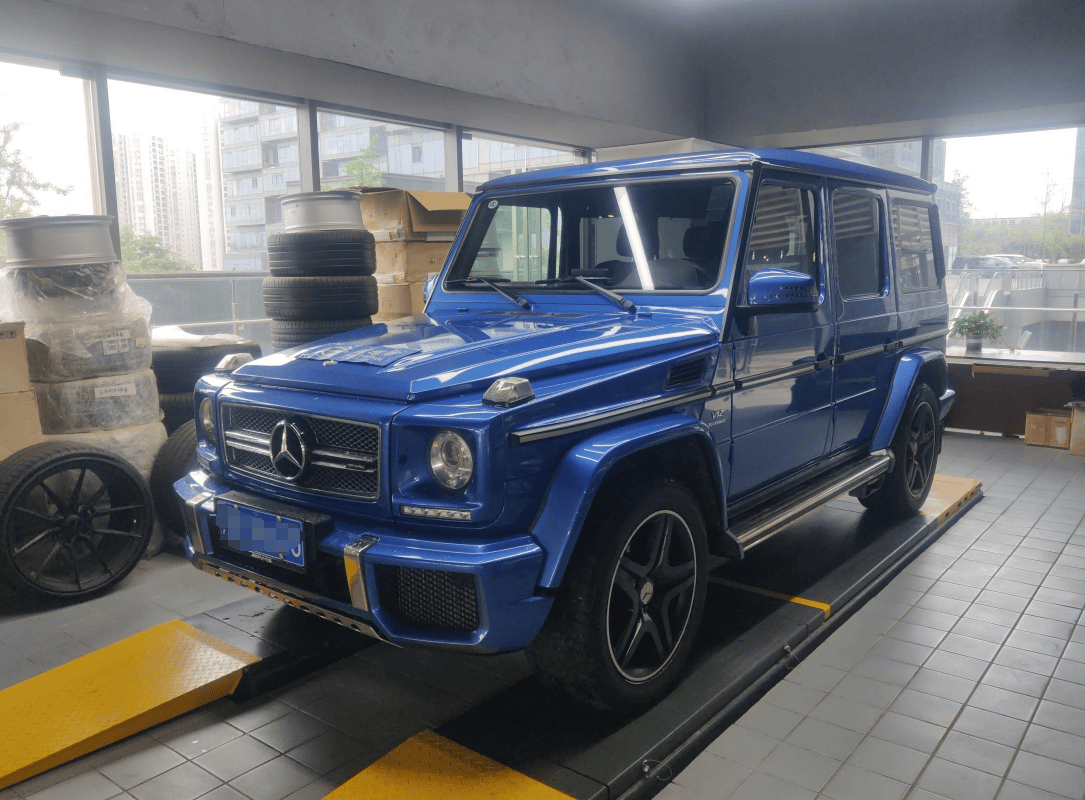 它就是搭载v12发动机的2016款奔驰amg g65.