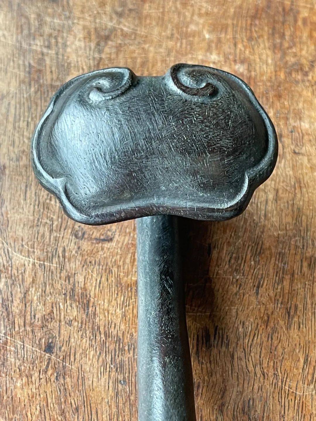 用之美朴实材质的升华▎紫檀关公立像与灵芝云头如意