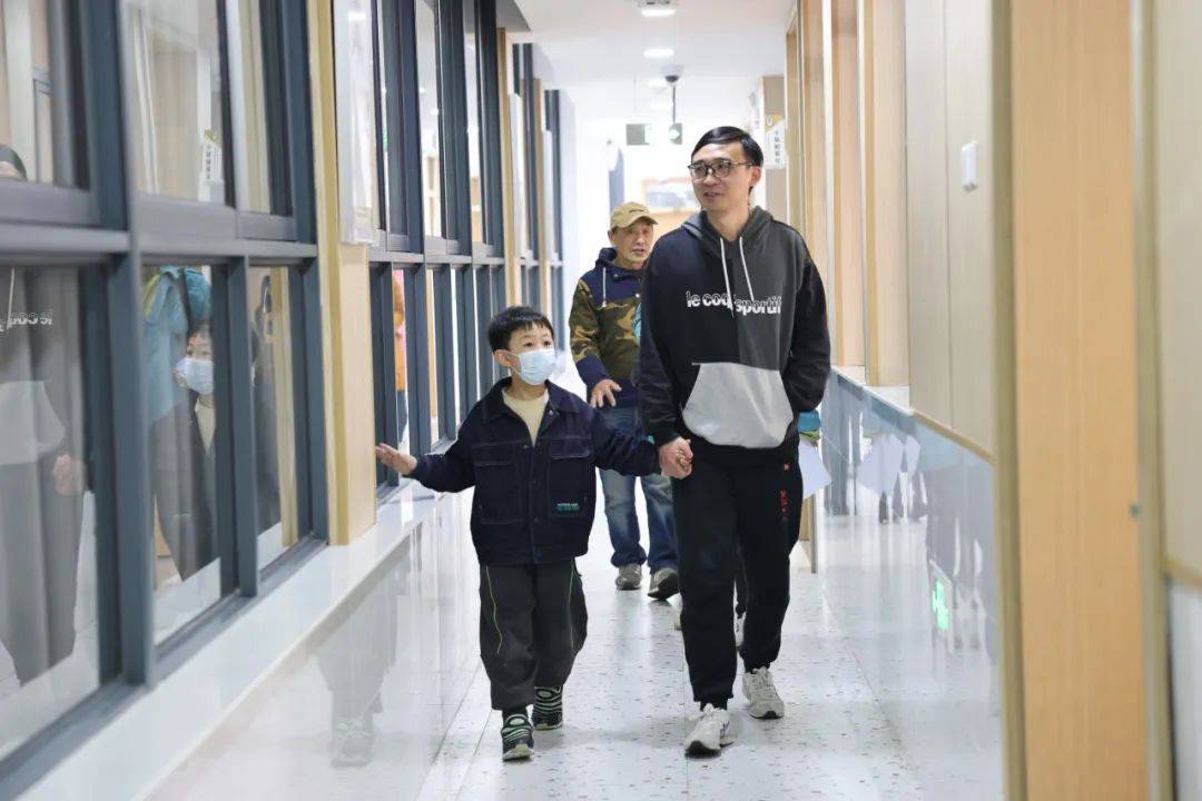 2024年第17期把百姓的孩子高高举起让每一个孩子更