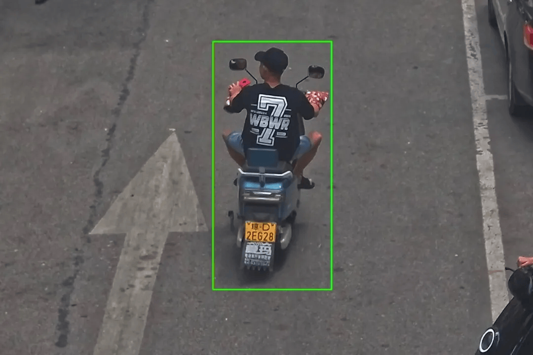 我们再了解一下针对骑行电动自行车,摩托车不戴头盔的违法行为"举报"