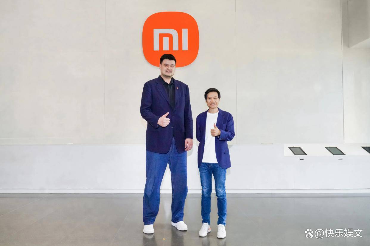 雷军与姚明观看cba比赛!两人同框身高差呆萌,有讲有笑气氛融洽