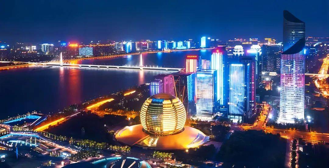 而倾力打造的灯光工程是杭州市人民政府为迎接g20峰会的召开钱江新城