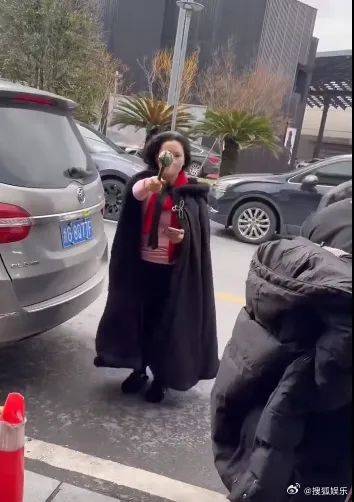 发飙大骂手拿打狗棒追着打她这一次是真的被逼急了吧