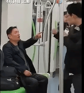 小伙与大爷在地铁里吵架怒变地铁拳王只敢打空气