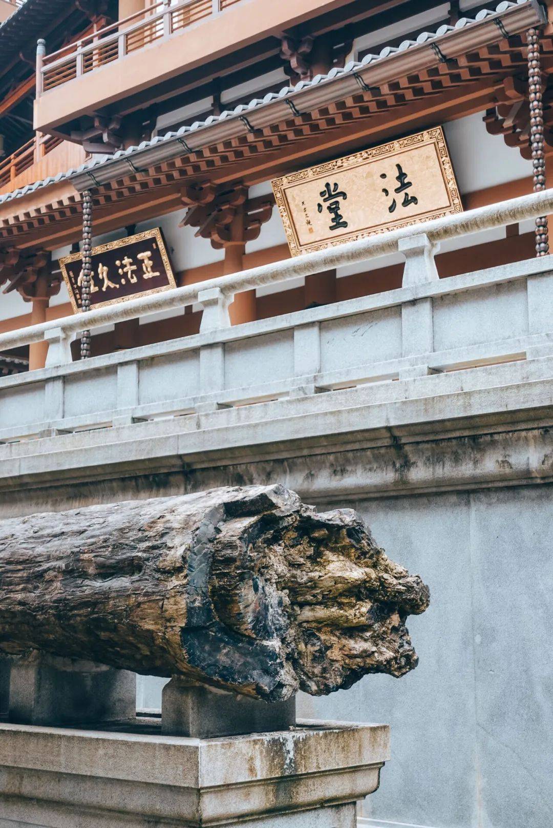 称为药师佛的道场的安福寺距今有1200多年,安福寺山门前有日台和月池