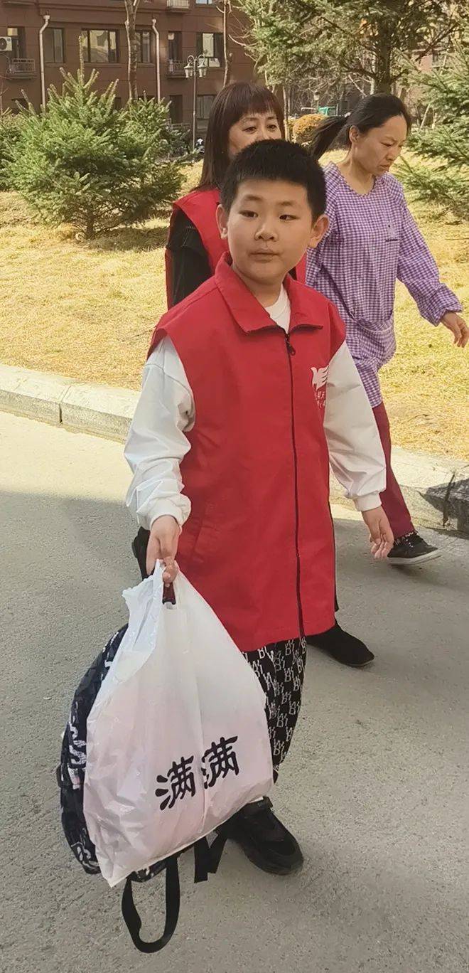 爱心帮在行动众人爱心帮让小涵露出真心笑容